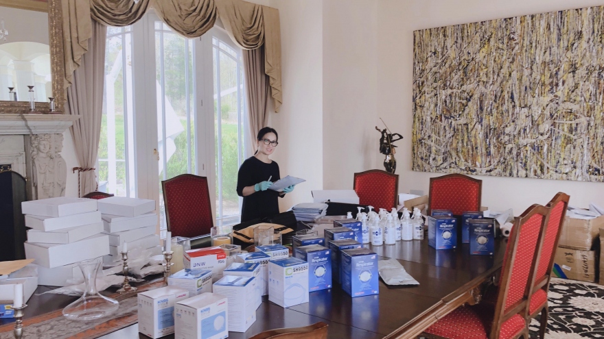 Ca sĩ Hà Phương tặng khẩu trang, cập nhật cuộc sống giữa Covid-19 ở Mỹ