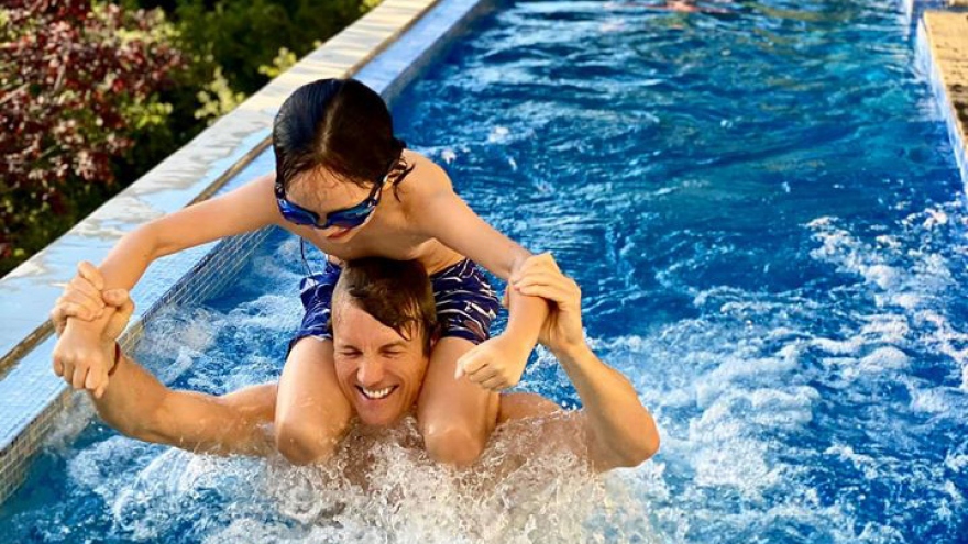 Sau Thanh Lam, đến lượt Hồng Nhung công khai bạn trai ngoại quốc