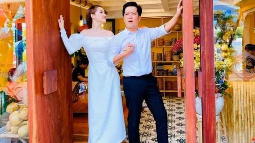 Chuyện showbiz: Nhã Phương xinh đẹp, nhắng nhít sánh đôi bên chồng