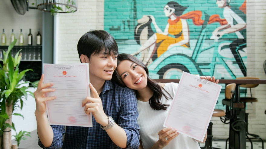 Á hậu Thúy Vân và bạn trai đại gia đăng ký kết hôn