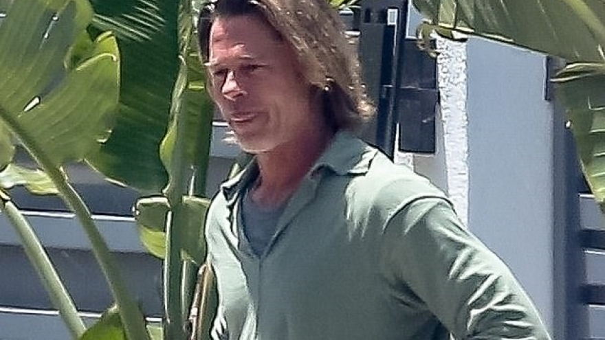 Brad Pitt lộ vẻ già nua khi để tóc dài, mặc đồ xuề xòa ra phố