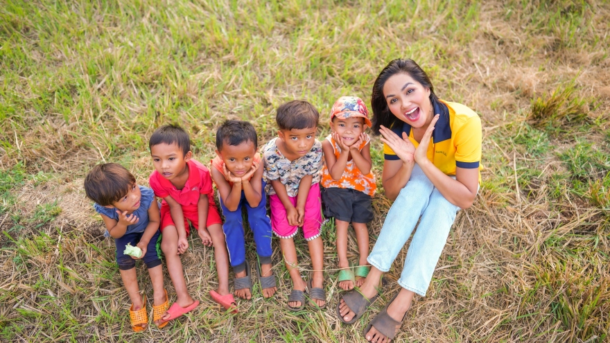 H'Hen Niê chơi đùa cùng các em nhỏ, mừng ngày 1/6 qua bộ ảnh “Tuổi thơ“