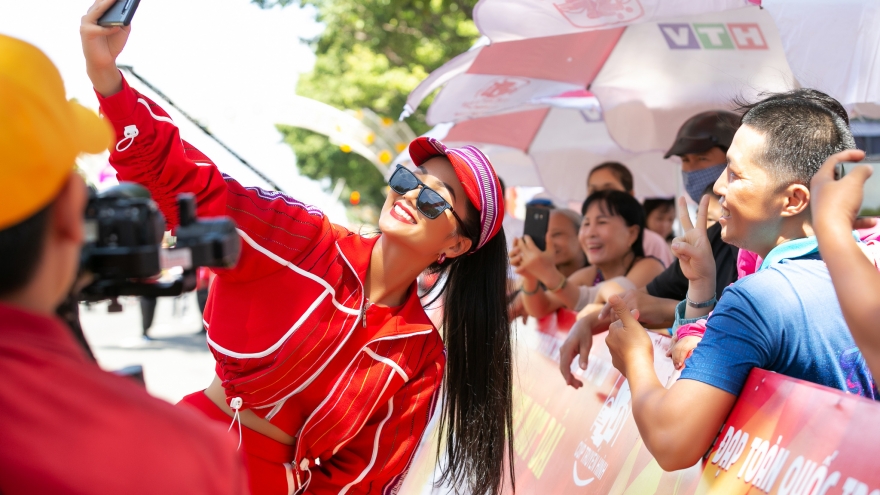 H'Hen Niê biến tấu vải thổ cẩm Ê Đê thành trang phục Sporty cực chất