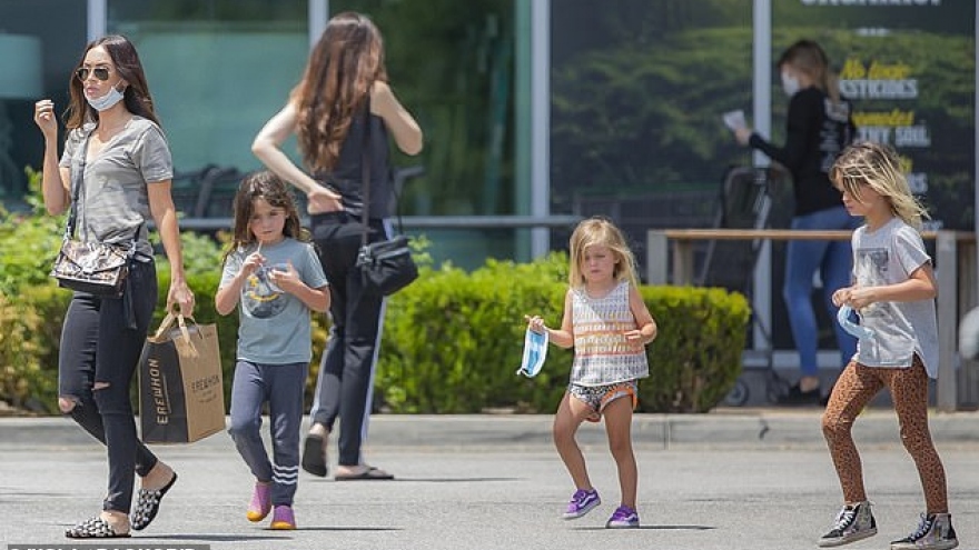 Megan Fox để mặt mộc, mặc đồ xuề xòa đưa các con đi siêu thị sau khi ly hôn