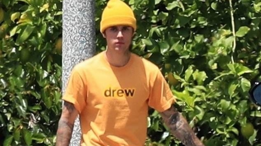 Justin Bieber gây chú ý khi đội mũ len, chơi bóng rổ trong ngày nắng nóng