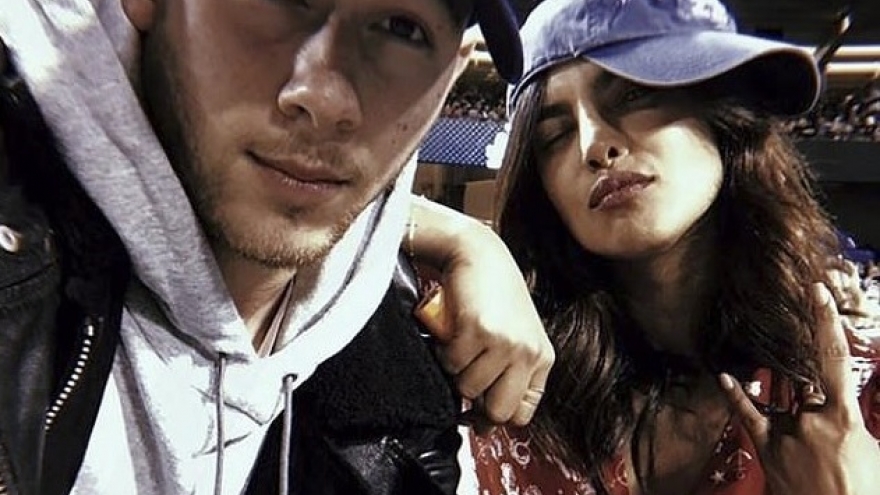 Hoa hậu Thế giới 2000 nóng bỏng trong ngày đầu hẹn hò cùng chồng trẻ