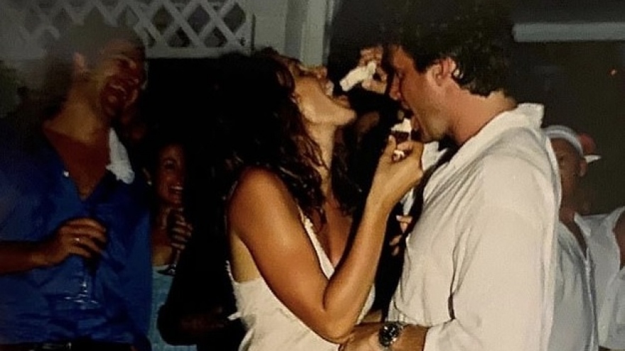 Cindy Crawford khoe ảnh lãng mạn nhân dịp kỷ niệm 22 năm ngày cưới