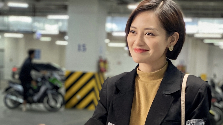 Thùy Anh mặc áo cổ lọ quay “Tình yêu và tham vọng” giữa cái nóng 40 độ