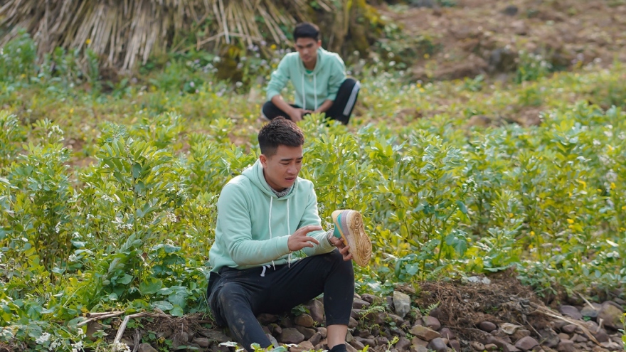 Mạc Văn Khoa “cà khịa” Đỗ Duy Nam không bằng con gái khi đi bắt gà đen