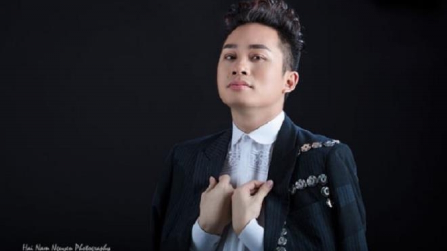 Ca sỹ Tùng Dương trình diễn trong chương trình “Tự hào Việt Nam“