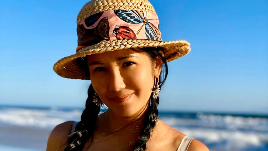 Diva Hồng Nhung khoe sắc vóc như thanh xuân giữa nắng vàng, biển xanh