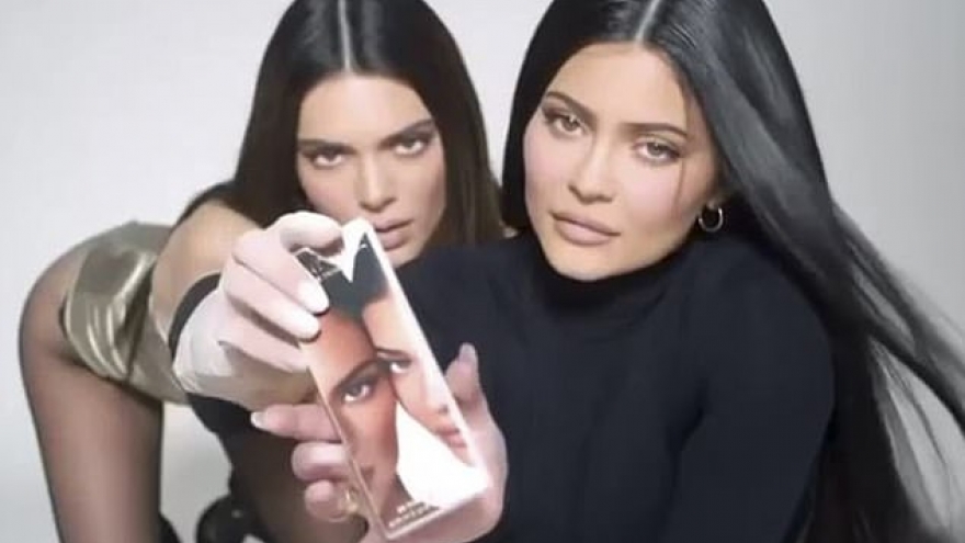 Kendall Jenner gợi cảm khi diện đầm xẻ sâu, để tóc xoăn cổ điển
