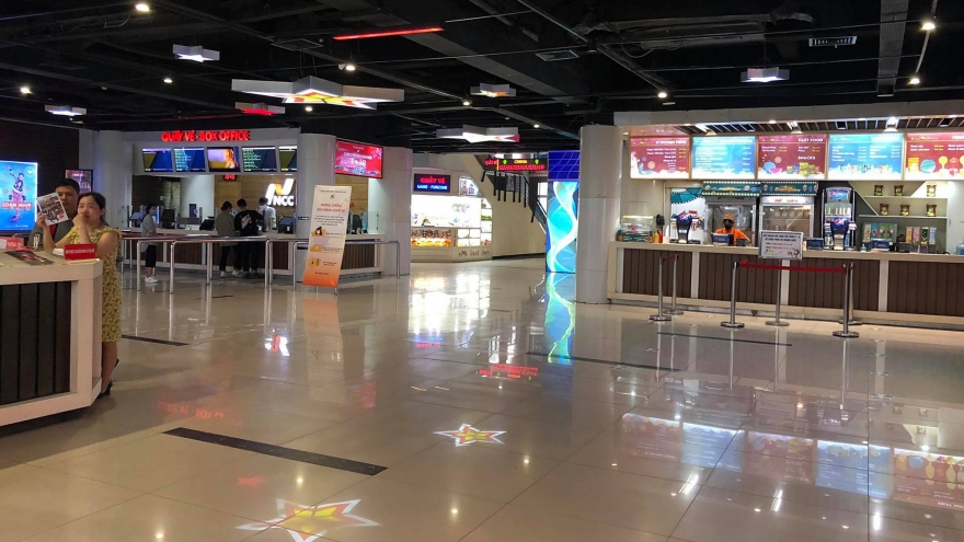 Khi đại dịch từ phim bước ra đời thực: Bao giờ rạp phim hết buồn?