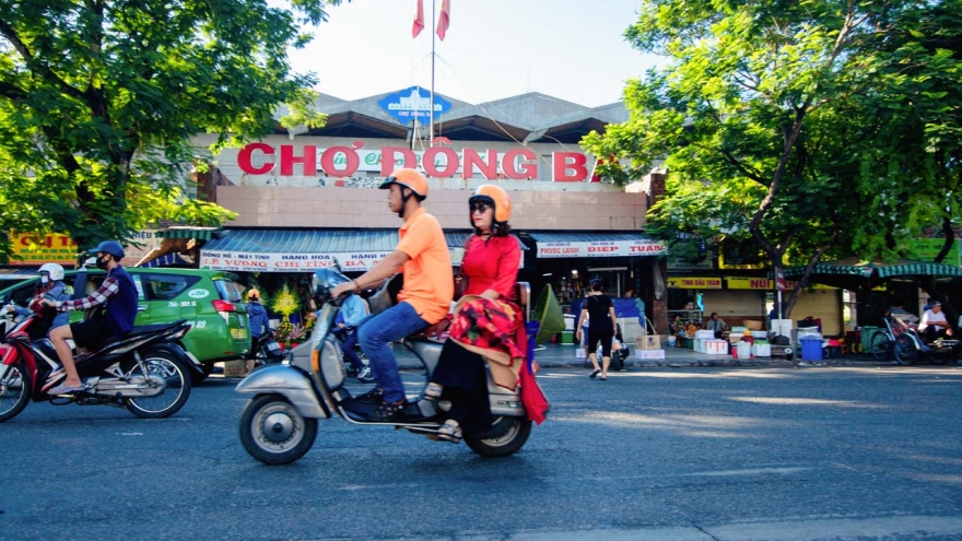 Ngắm xe cổ và áo dài tại các điểm check-in phim tại Huế