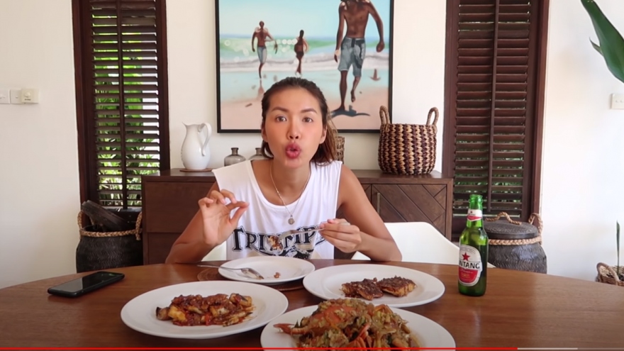 Bị kẹt lại ở Bali vì Covid-19, Minh Tú vẫn lạc quan đi chơi chợ hải sản