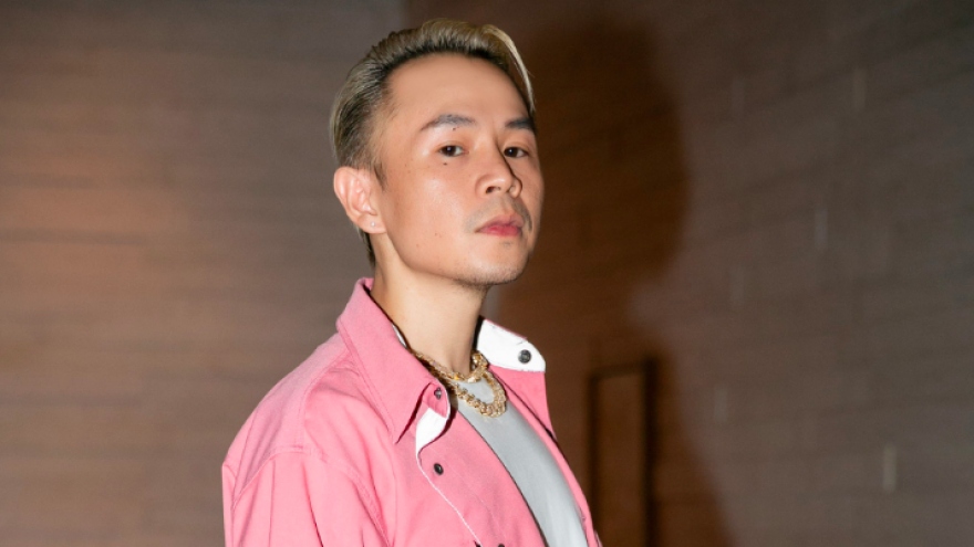 Diện “cây” hồng, Binz càn quét sân khấu live đầu tiên của “Bigcityboi“