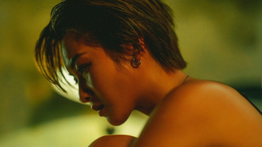 Khả Ngân nóng bỏng và trưởng thành trong MV mới