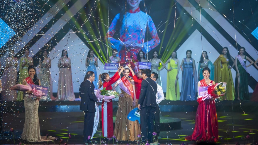 Nữ sinh Võ Thị Ý Nhi đăng quang Hoa khôi Đại học Huế 2020