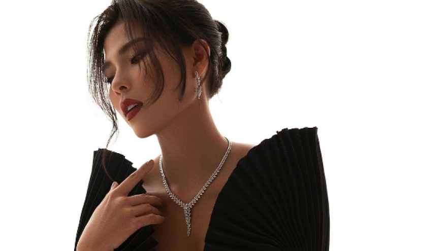 Thúy Diễm hoá chim công, khoe trọn làn da ngăm quyến rũ