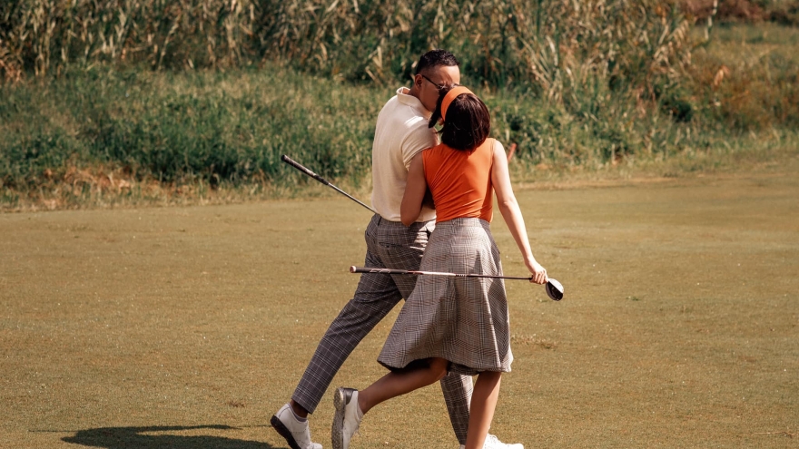 Bộ ảnh đẹp như mơ trên sân golf của MC Thu Hoài và bạn trai