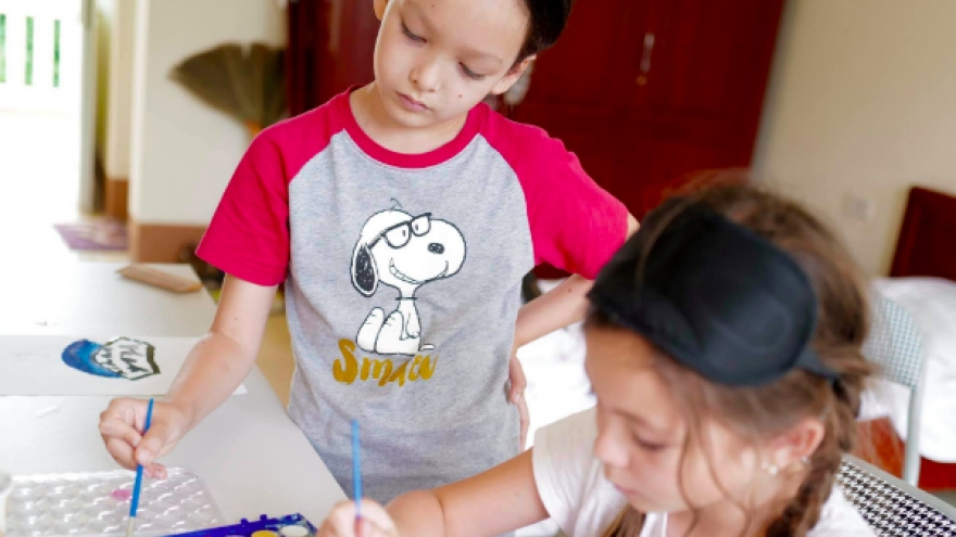 Hồng Nhung và 2 con sống vui vẻ trong khu cách ly sau khi trở về từ Mỹ