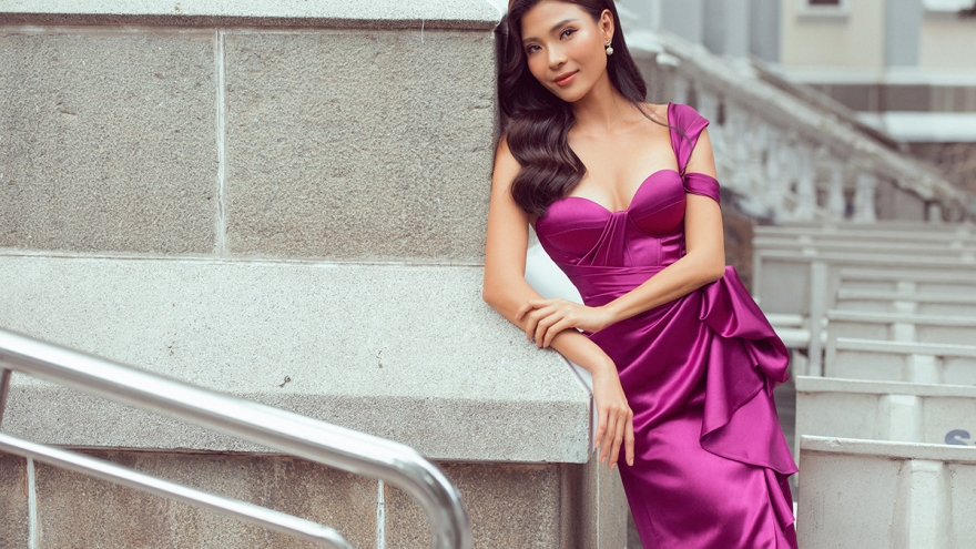 Thúy Diễm khoe đường cong cuốn hút và làn da bánh mật dưới nắng hè