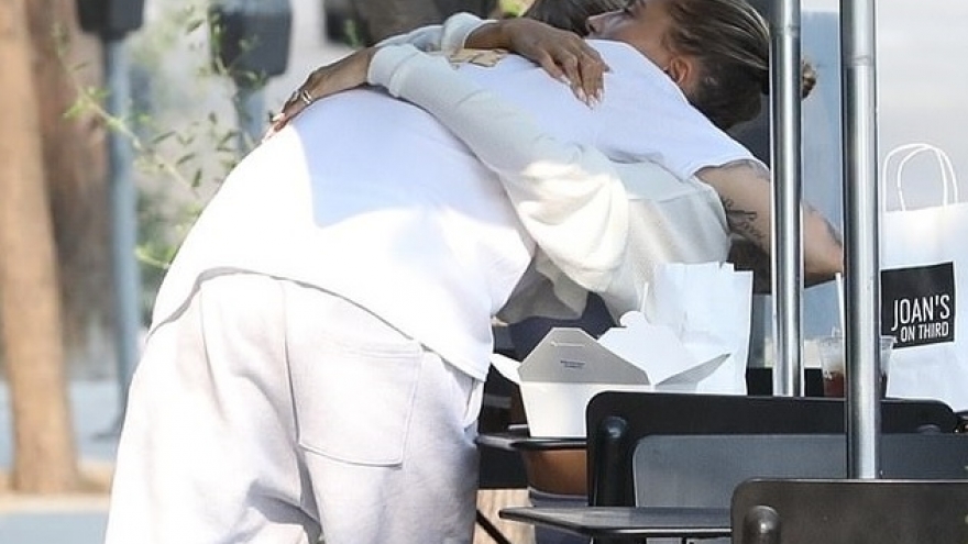 Vợ chồng Justin Bieber mặc đồ đồng điệu, ôm nhau tình cảm ngay tại nhà hàng