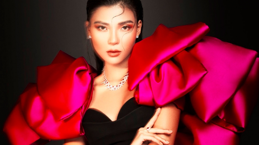 Thúy Diễm của “Cát đỏ” tỏa sáng rực rỡ trong bộ ảnh nữ tính và bí ẩn