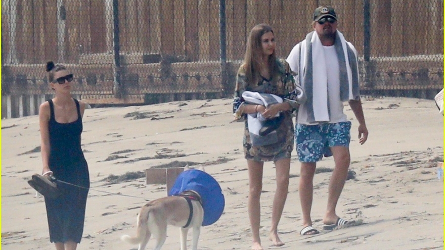 Leonardo DiCaprio và bạn gái xinh đẹp bình thản đi dạo dọc bờ biển