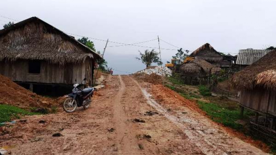 Vào rừng vận động đồng bào Mày về địa phương chống dịch Covid-19