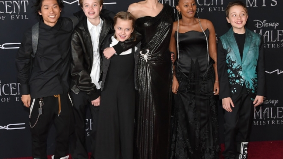 Angelina và Brad Pitt thỏa thuận cho các con đến trường đi học