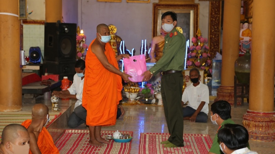 Đồng bào Khmer đón năm mới với tinh thần phòng chống dịch bệnh Covid-19