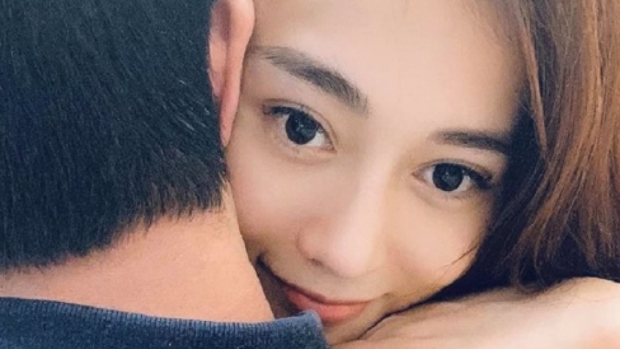 Chuyện showbiz: Phương Oanh khoe ảnh “khoá môi” bạn trai doanh nhân