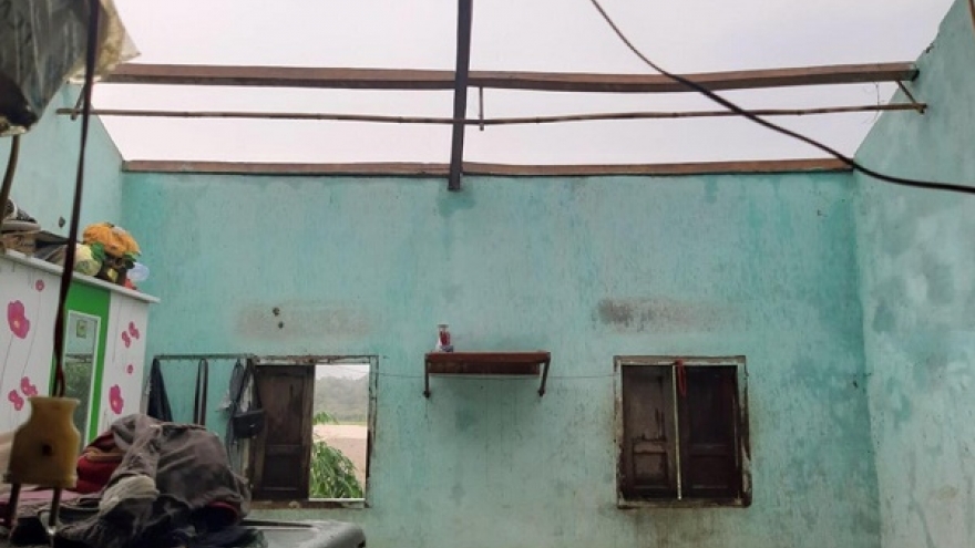 Lốc xoáy khiến hàng chục nhà dân ở Thừa Thiên-Huế bị hư hỏng