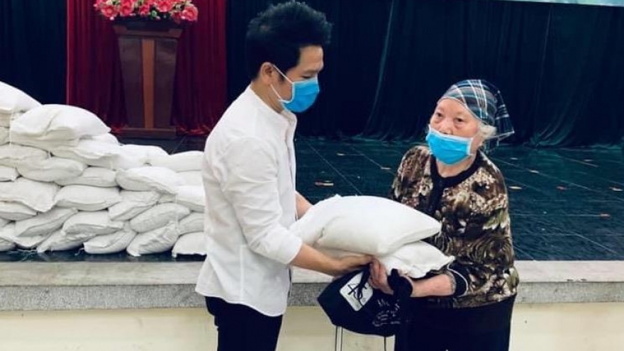 Trọng Tấn cùng các nghệ sĩ trao 7 tấn gạo cho người nghèo vì Covid-19