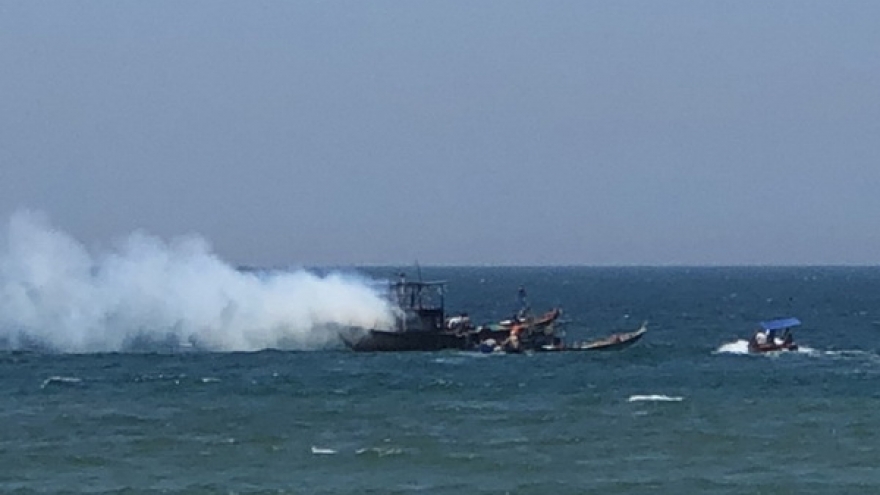 Tàu cá bốc cháy khi đang neo đậu gần bờ ở Quảng Nam