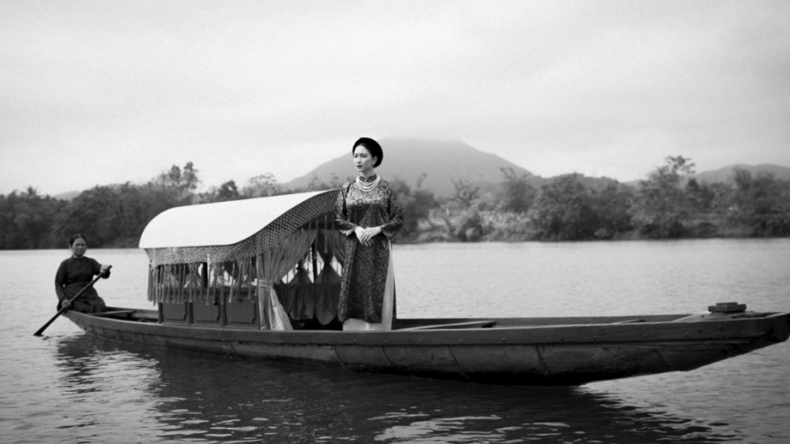 Hơn 40.000 người xem công chiếu MV đẫm nước mắt của Hòa Minzy