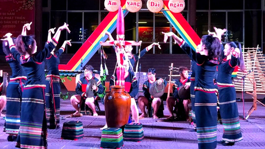 Biểu diễn văn hóa cồng chiêng tại phố đi bộ ở Hà Nội và TP.HCM