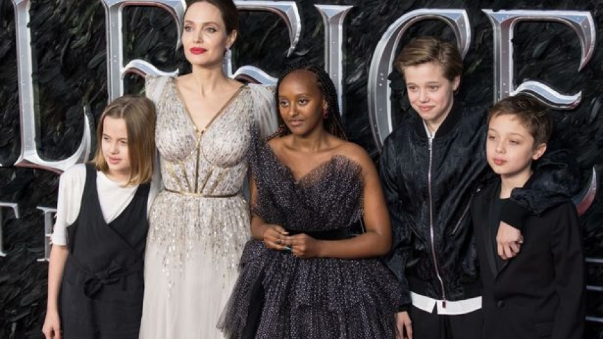 Angelina Jolie hạnh phúc thổi nến mừng sinh nhật tuổi 45 bên các con