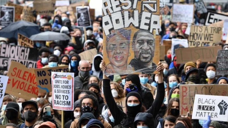 Anh kêu gọi người biểu tình dừng hành động làm lây lan Covid-19