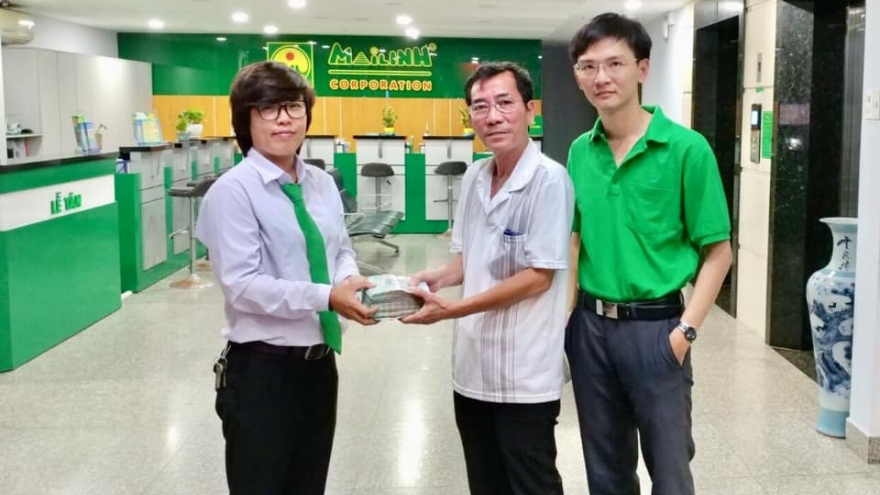 Nữ tài xế taxi trả lại hơn 300 triệu cho hành khách bỏ quên