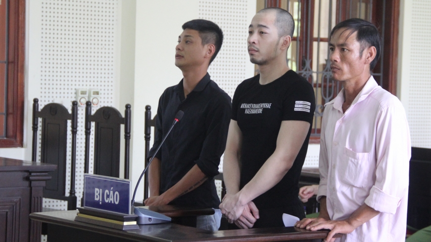 Tuyên án nhóm bị cáo vứt gần 500kg ma túy ở cánh đồng muối