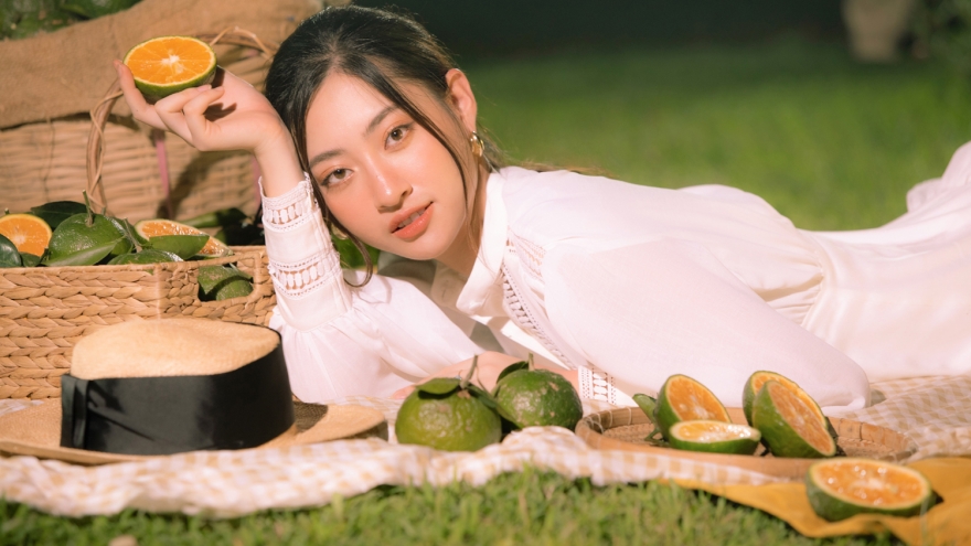 Hoa hậu Lương Thuỳ Linh thả dáng đầy thơ mộng giữa vườn cam