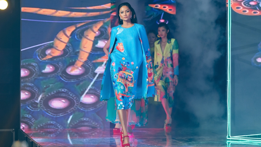 Hoa hậu H'Hen Niê “bùng cháy” trong lần hiếm hoi trở lại sàn catwalk