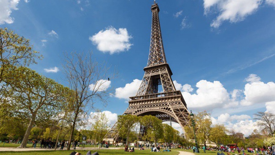 Tháp Eiffel chào đón những vị khách đầu tiên sau 3 tháng đóng cửa