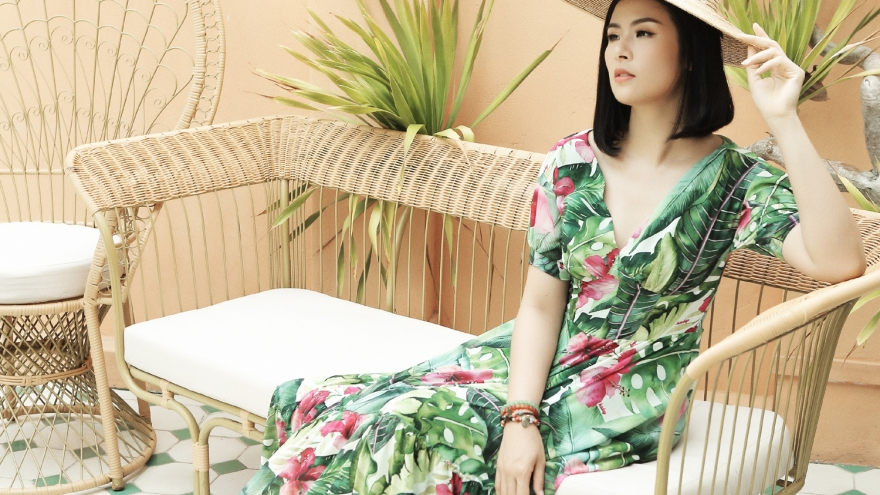 Hoa hậu Ngọc Hân diện loạt váy hoạ tiết nhiệt đới làm dịu mát mùa hè
