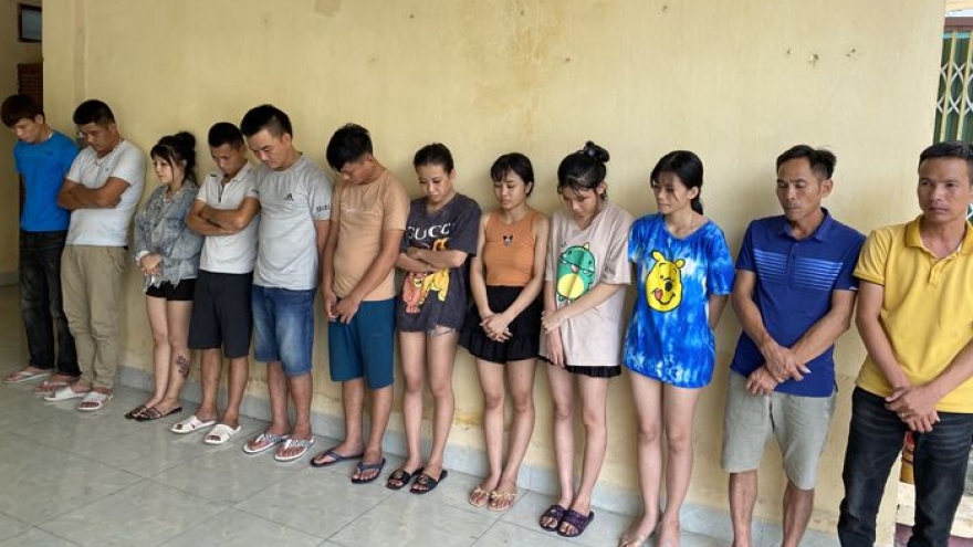 Bắt quả tang 12 đối tượng tổ chức sử dụng ma túy tại quán Karaoke