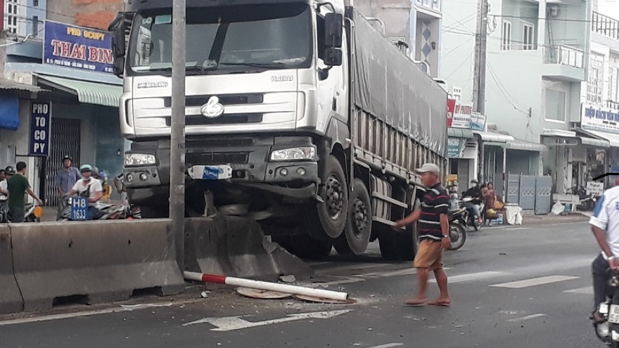 Xe tải leo dải phân cách, tông gãy cột biển báo