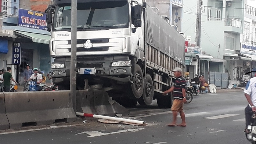 Xe tải leo dải phân cách, tông gãy cột biển báo