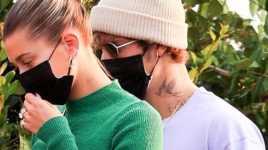 Vợ Justin Bieber mặc croptop sang chảnh đi nghỉ mát cùng chồng